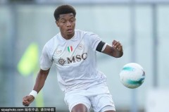 霍伊伦飞往那不勒斯，租借交易细节揭晓：他能否在意甲展现潜力？