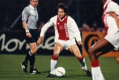 先被博格坎普压制，后跟里瓦尔多竞争，欧冠金靴不擅长做转会选择