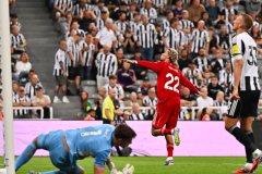 利物浦3-2纽卡神剧情！11打10+87分钟被追平 16岁小将100分钟绝杀